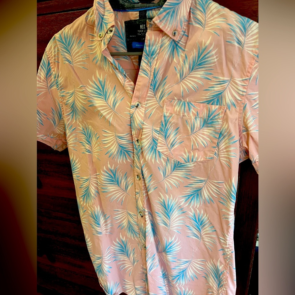 Men’s Hawaiian print shirt. Short sleeve button down. Size S